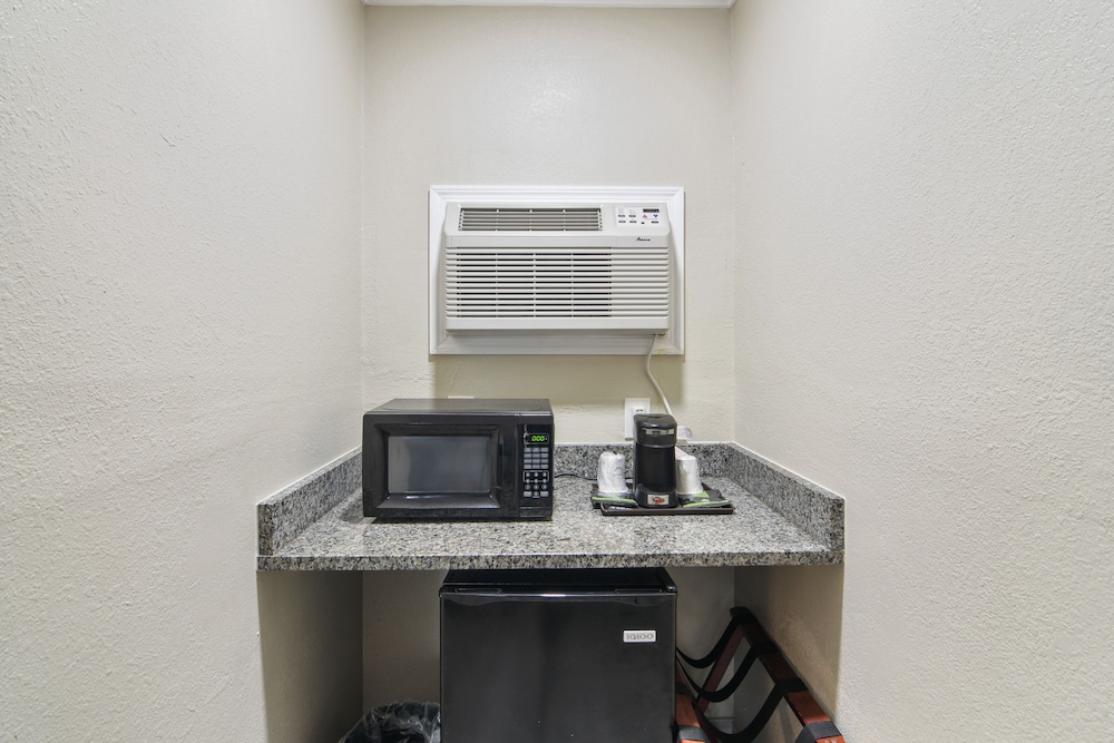 Deluxe Room, 1 King Bed, Refrigerator & Microwave, Beachside photo 2
