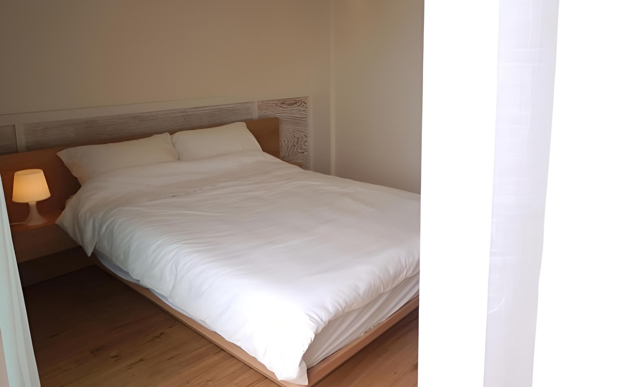 Room (Room 202)