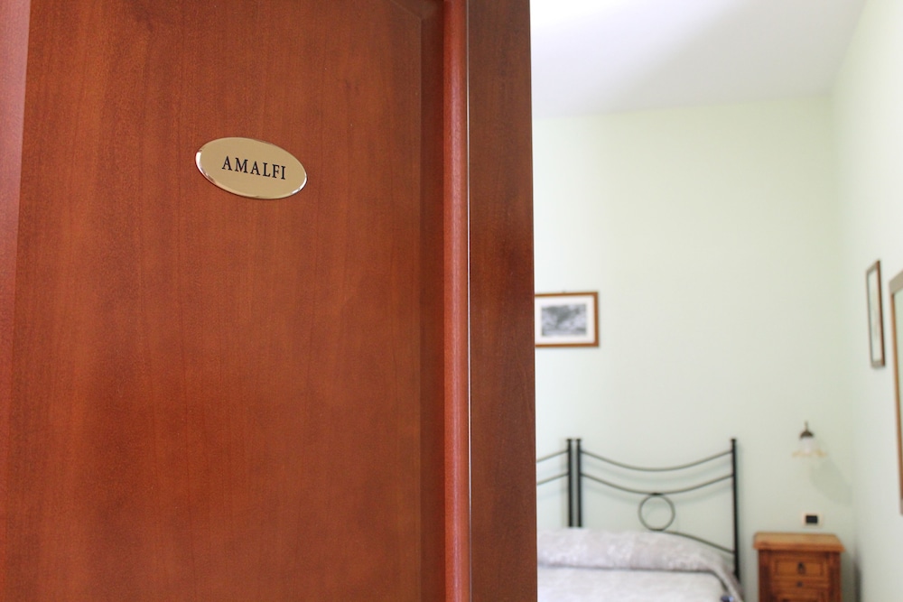 Basic Double or Twin Room, 1 Bedroom, Partial Sea View, Courtyard Area (Amalfi) photo 1
