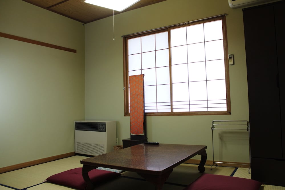 Japanese Style Economy Twin Room with Shared Bathroom - Non-Smoking photo 3
