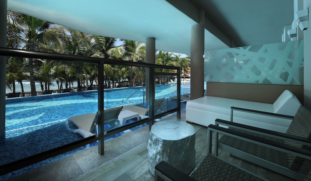 OCEANFRONT POOL SWIM UP SUITE - Photo 4