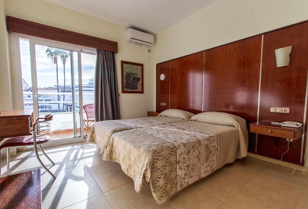 Standard Twin Room - Photo 1