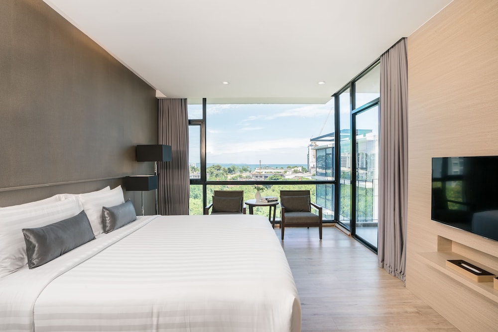 Deluxe Room with Kitchenette - Photo 1
