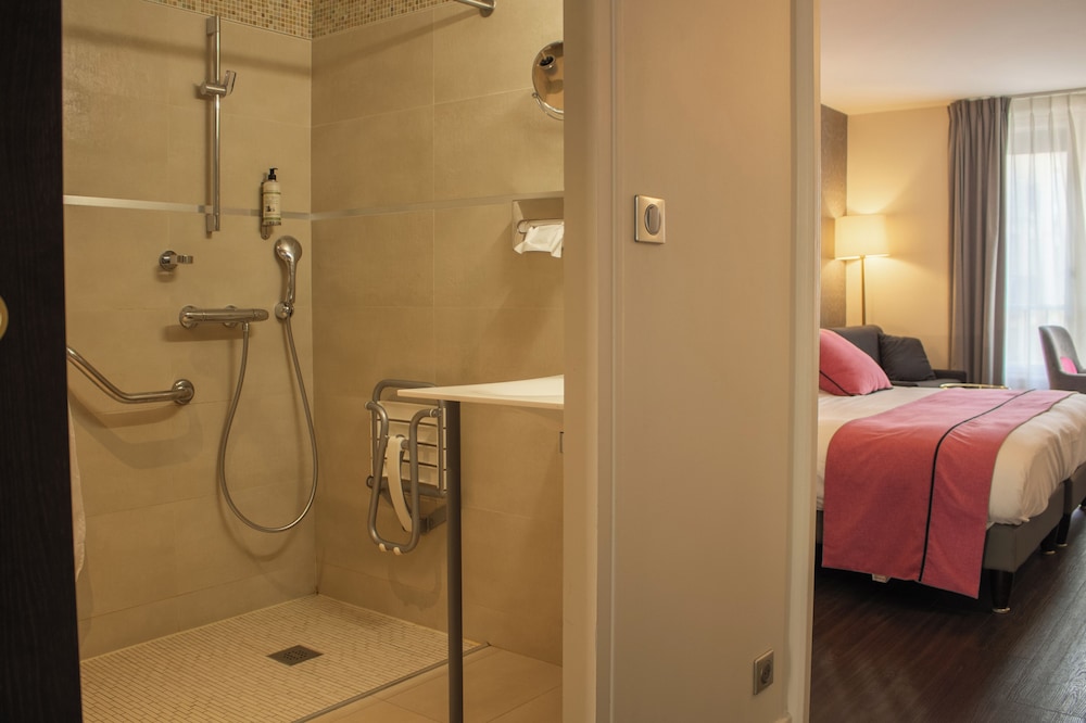 Deluxe Room, Multiple Beds, Non Smoking (Larger Room) - Photo 6
