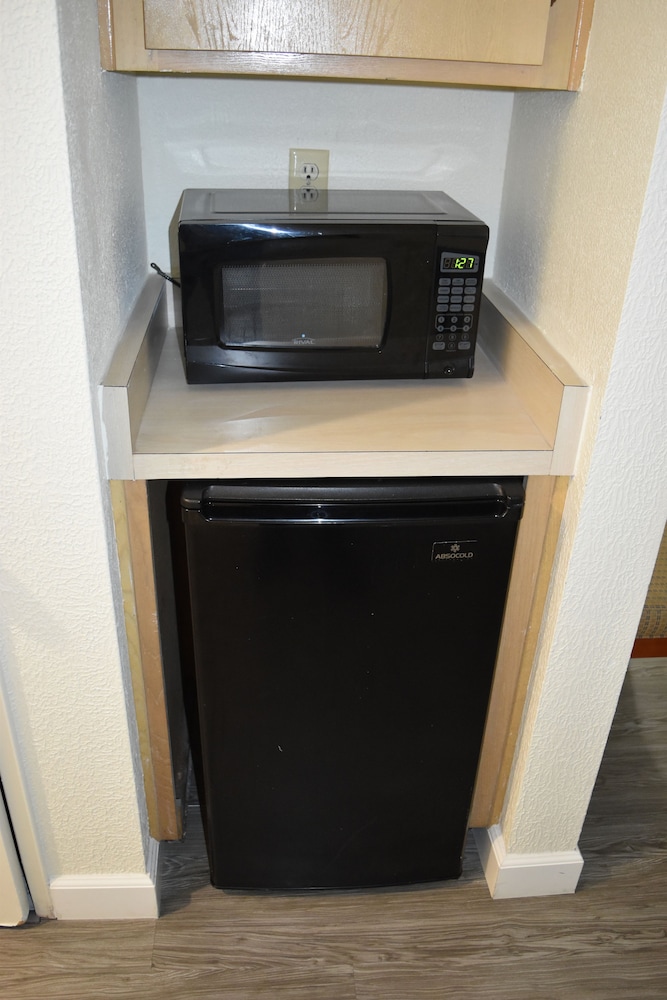 Deluxe Room, 2 Queen Beds, Non Smoking, Refrigerator & Microwave - Photo 5