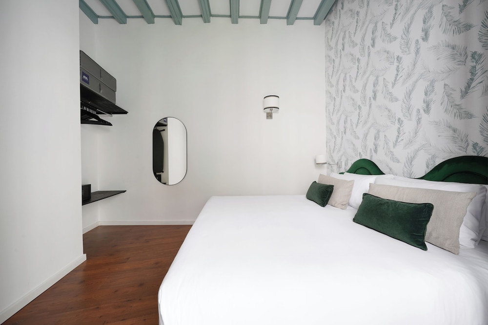Large 1 Bedroom Apartment with Sofa Bed - Photo 1