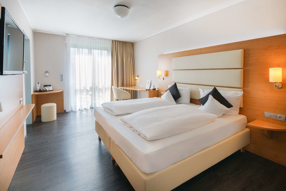 Standard Room, 1 Queen Bed photo 3