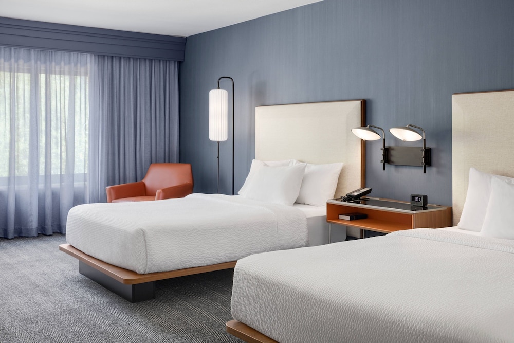 Room, 2 Queen Beds (Mobility Accessible, Tub) photo 3