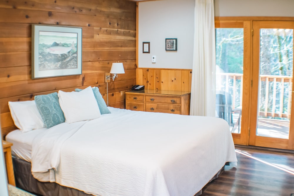 Standard Cabin, 1 King Bed, Balcony, River View photo 1