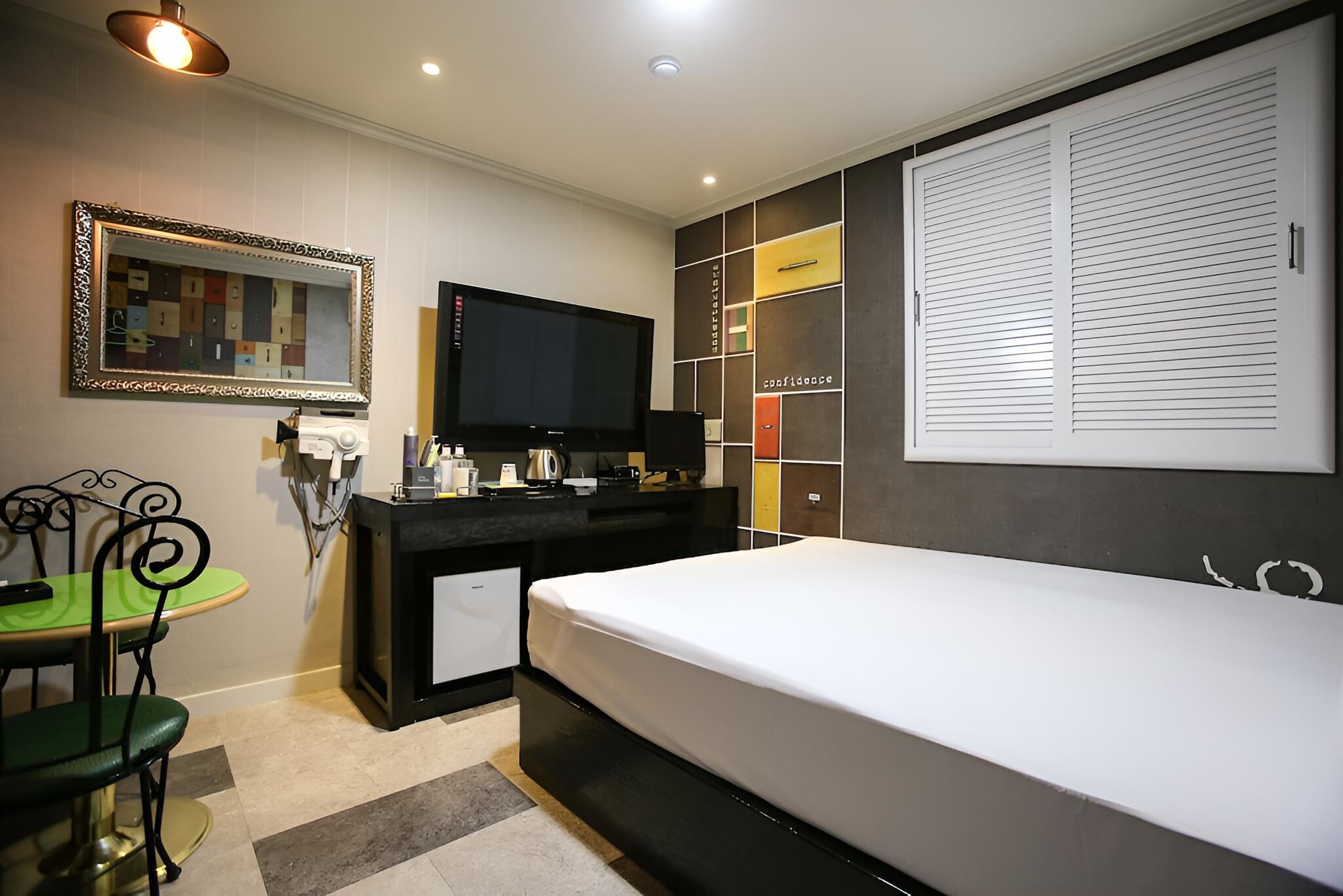 Room (Standard Room B (Free viewing of Netf) - Photo 1