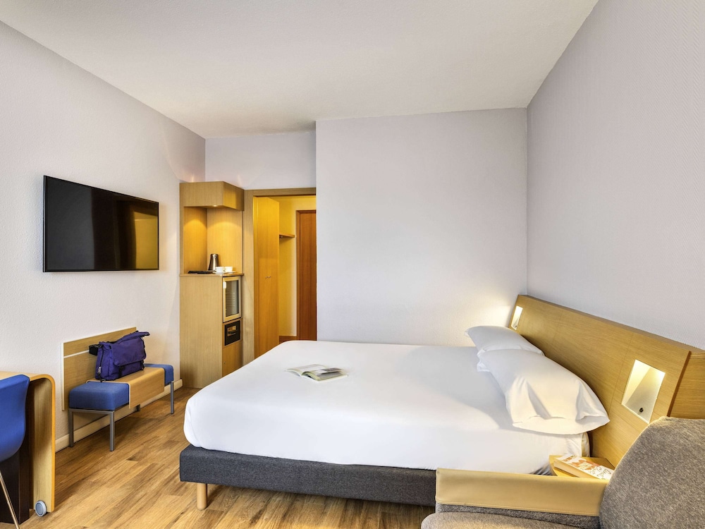 Standard Room, 1 King Bed with Sofa bed photo 1