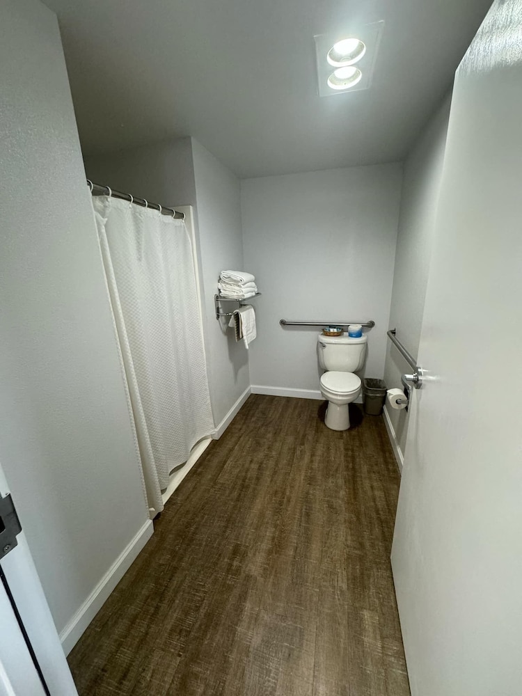 Standard Studio, 2 Queen Beds, Roll-in Shower, Partial Ocean View photo 3