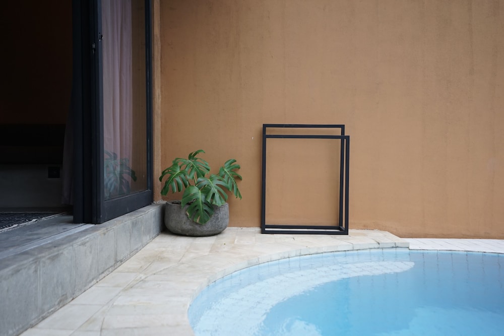 River pool studio
