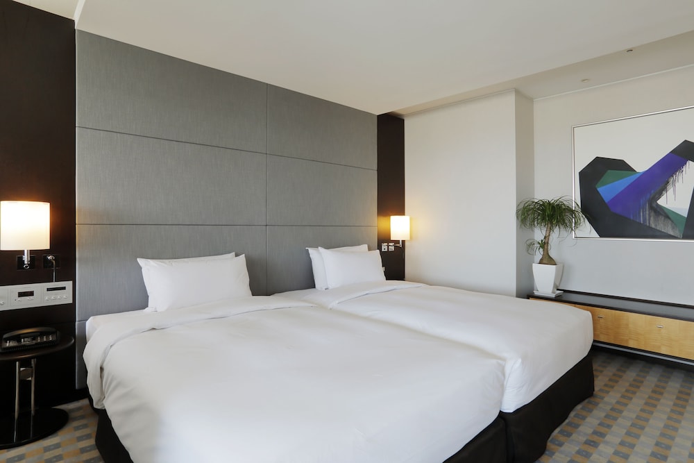 Luxury View Bath Suite (Hollywood Twin) photo 3