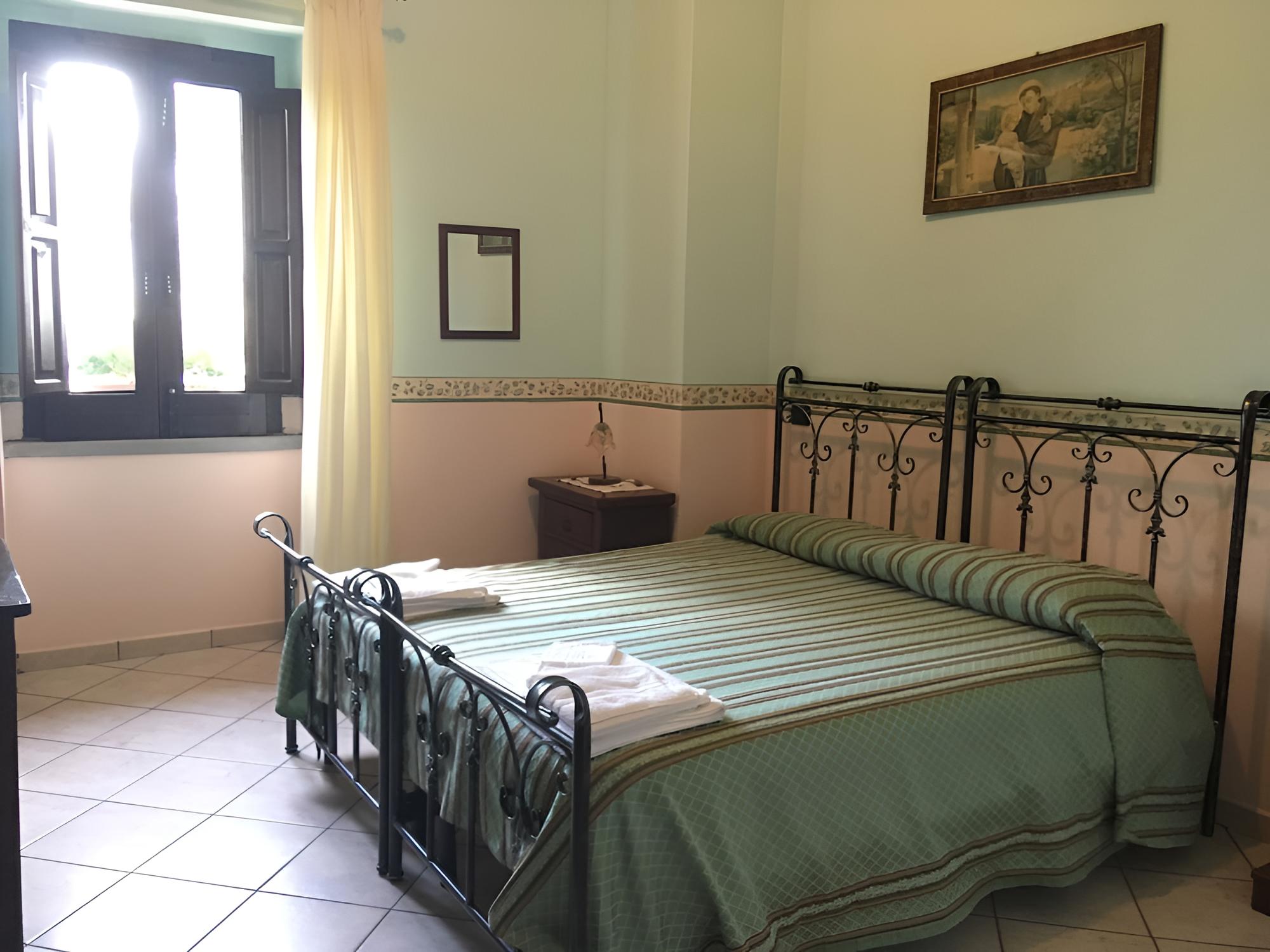 Double Room, 1 Queen Bed photo 3