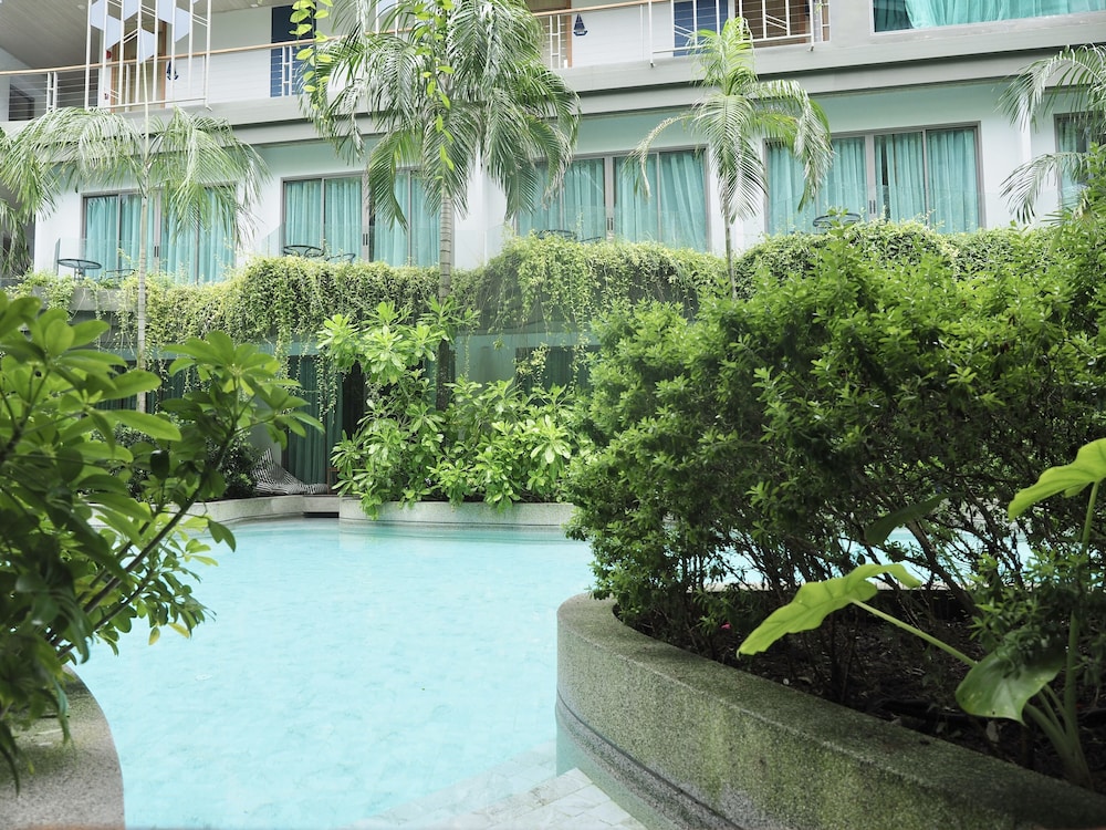 Deluxe Double Room, Pool Access with Pool View - Photo 26