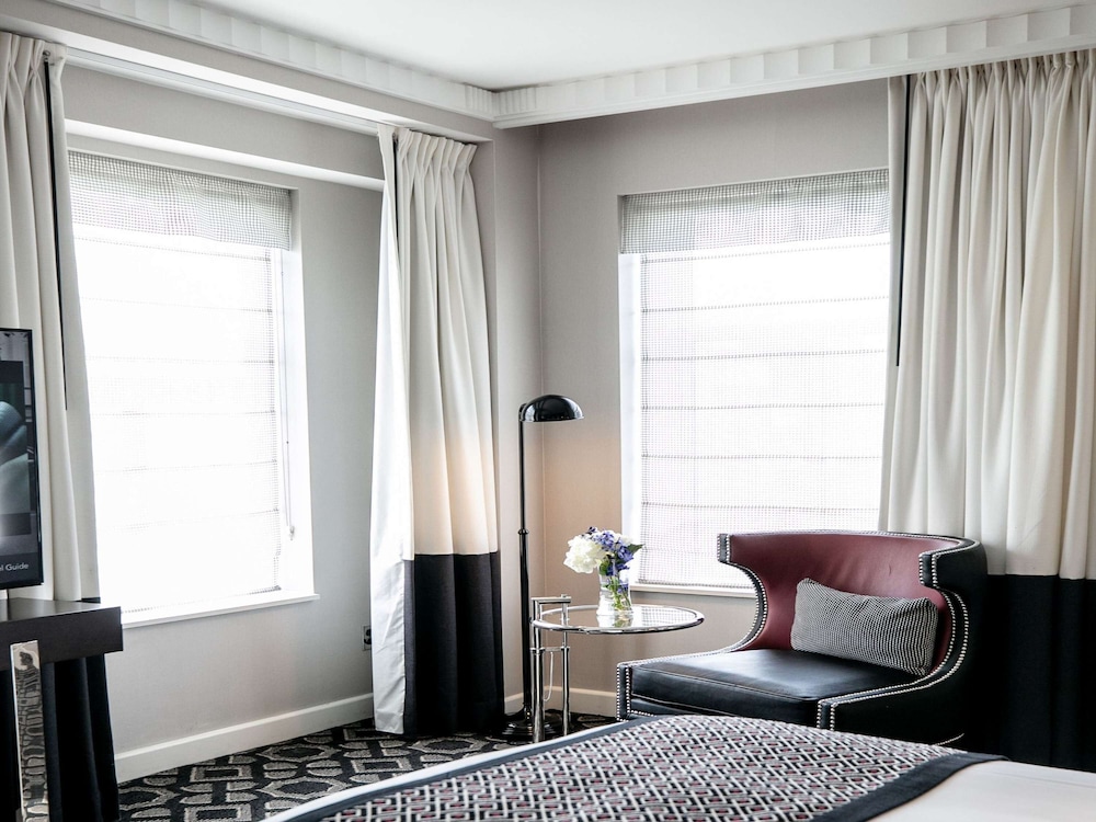 Luxury Room, 1 King Bed, Corner - Photo 4