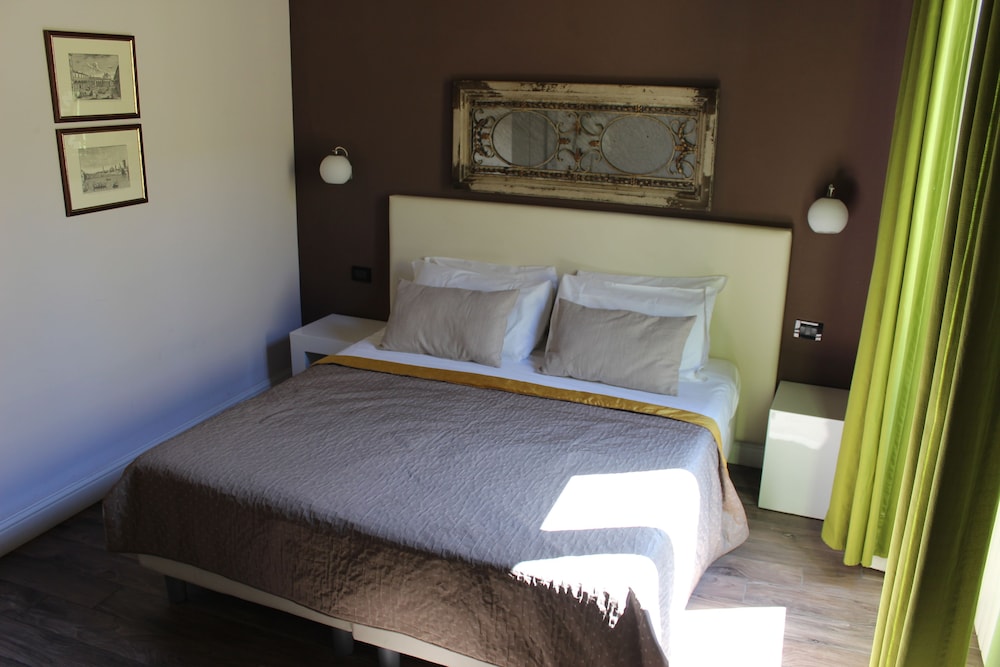 Superior Room (Queen) photo 3