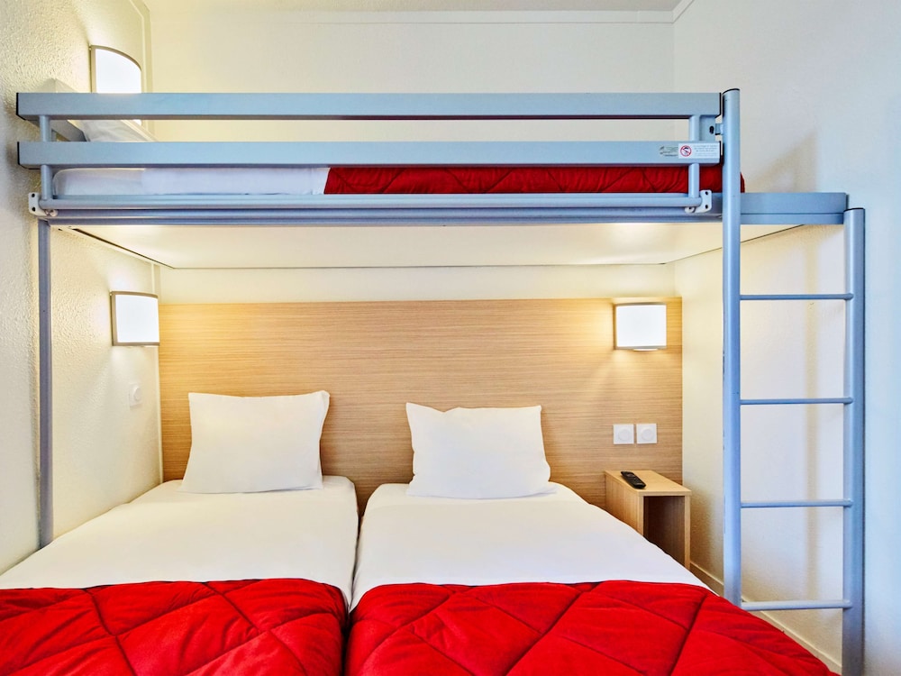 Standard Room, 3 Twin Beds - Photo 3