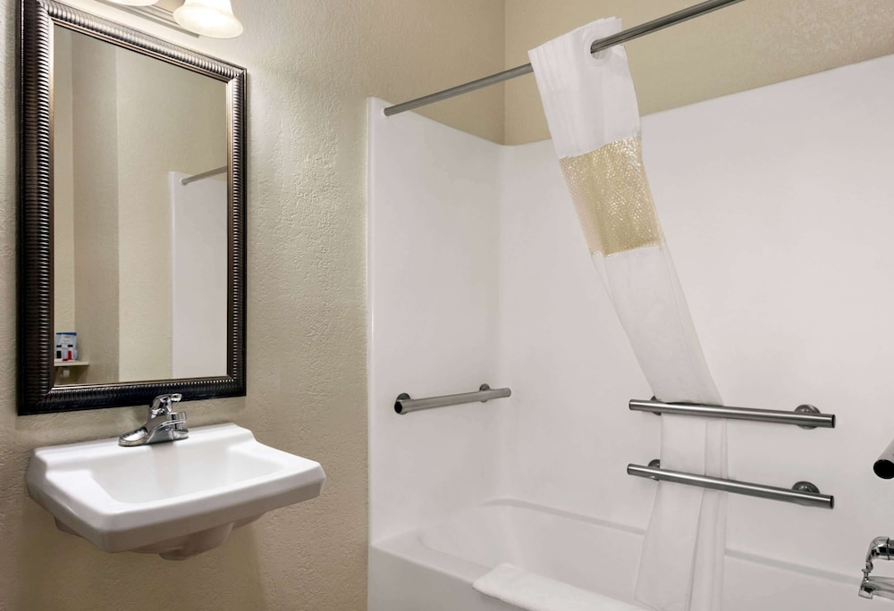 Room, 2 Queen Beds, Accessible - Photo 2