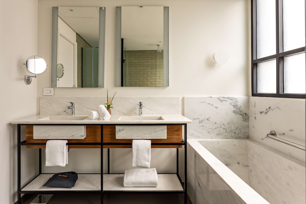 Executive Suite - Photo 17