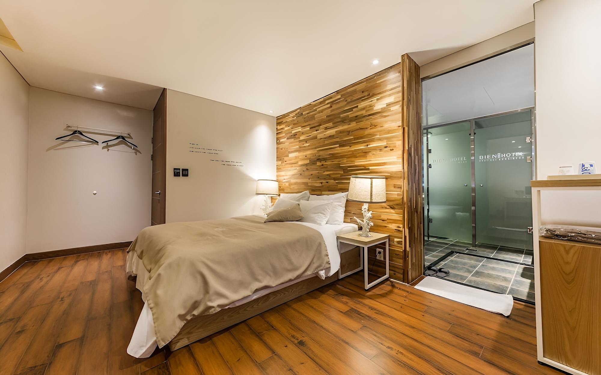 Room (Premium) - Photo 4