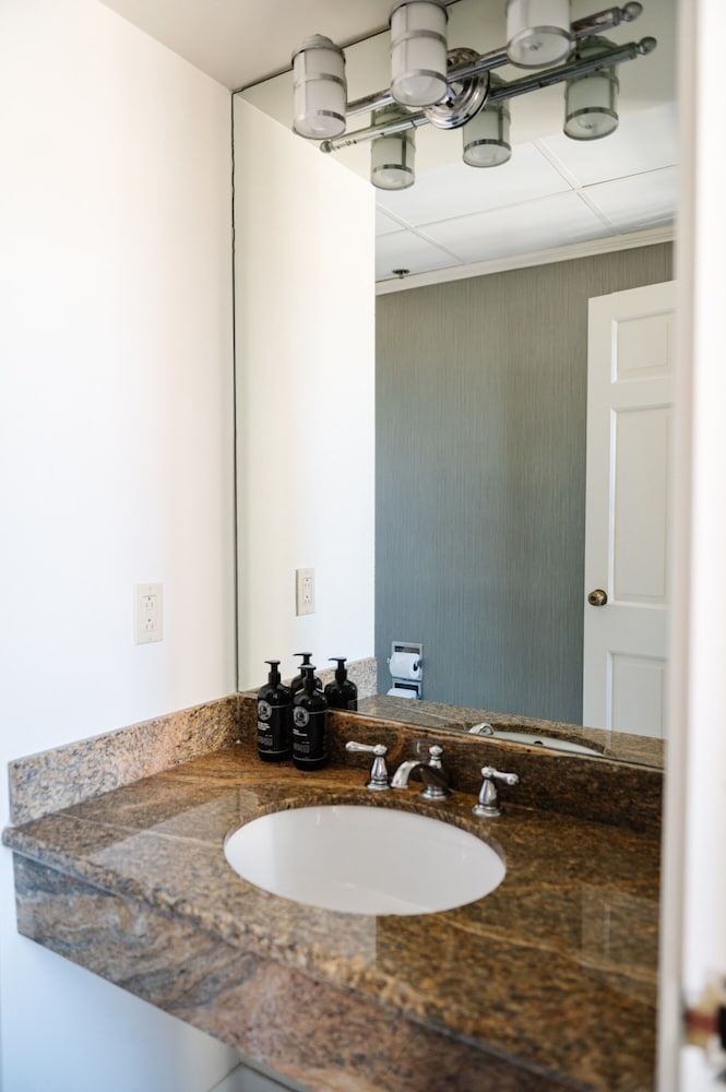 King Room (24/7 Front Desk) - Photo 16