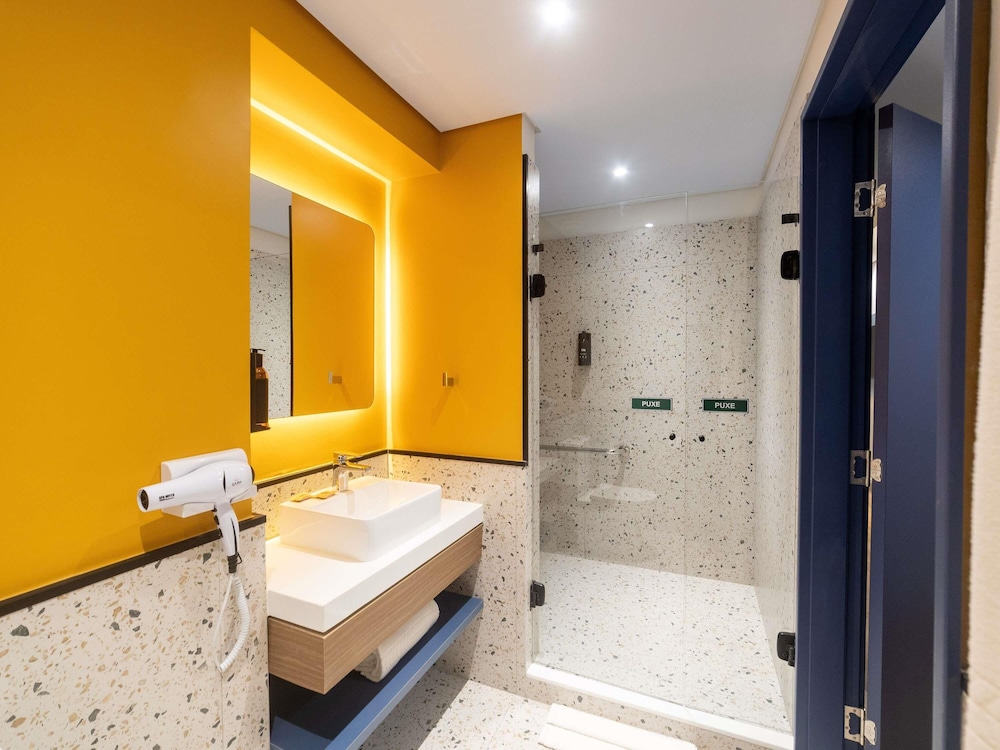 Standard Room, Multiple Beds thumbnail 5