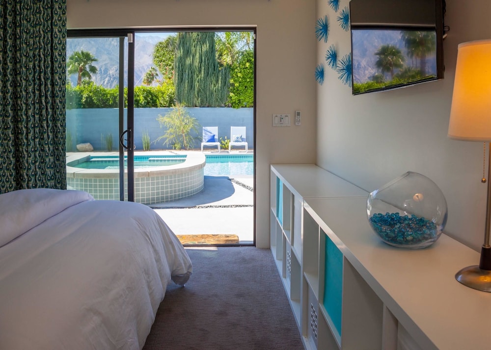 House, Multiple Beds (Mid-Century Deluxe)