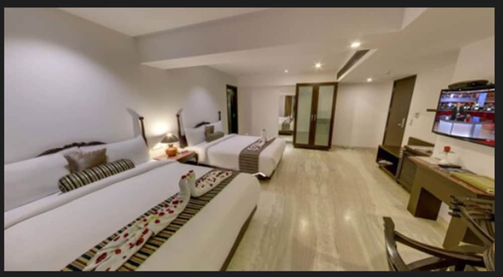 Executive Suite, 2 Queen Beds, Bathtub - Photo 2