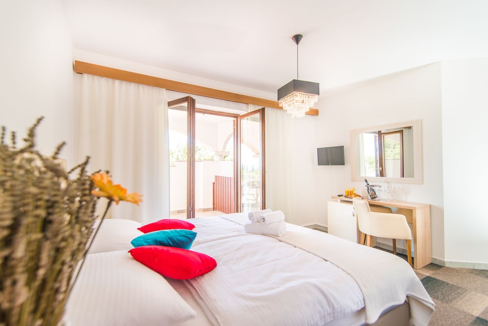 Quadruple Room, 2 Bedrooms, Balcony, Sea View photo 3