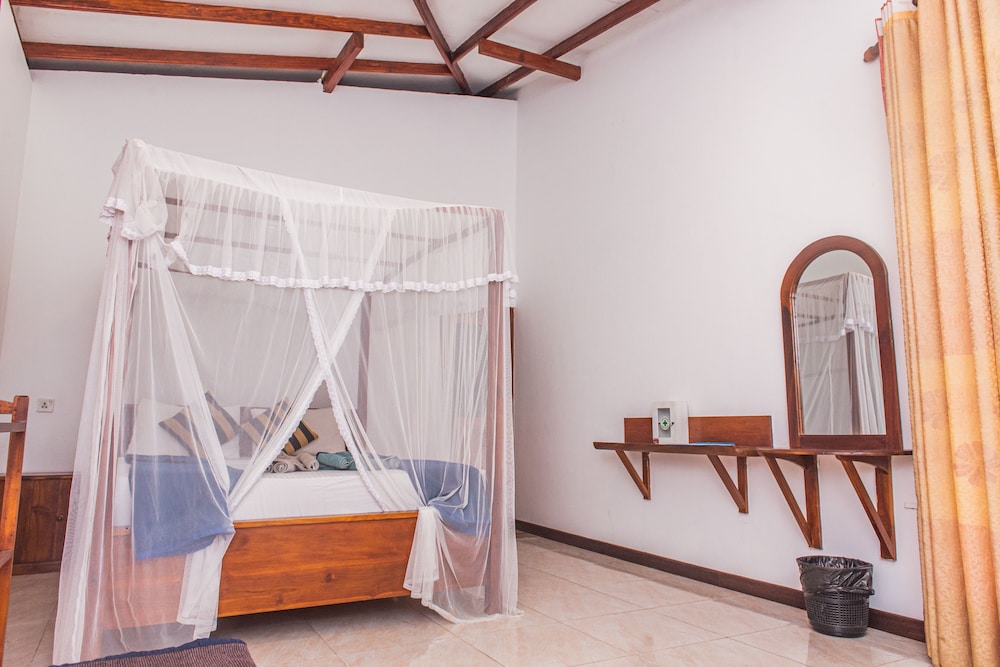 Standard Triple Room, 1 King Bed, Non Smoking, Mountain View photo 3