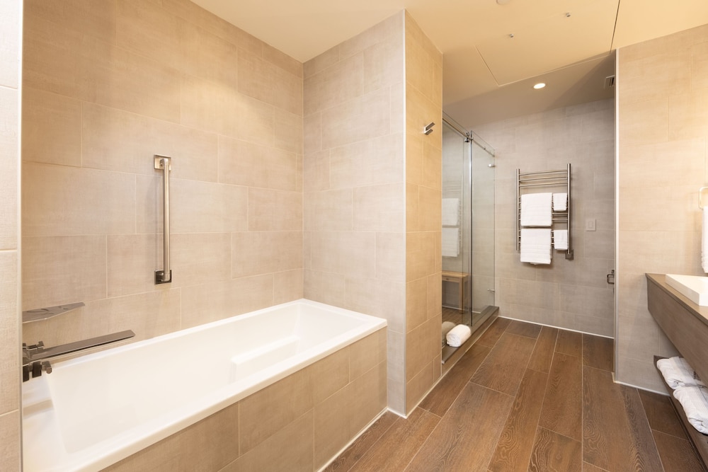 Signature Studio Suite, 1 King Bed with Sofa bed, Fireplace photo 3