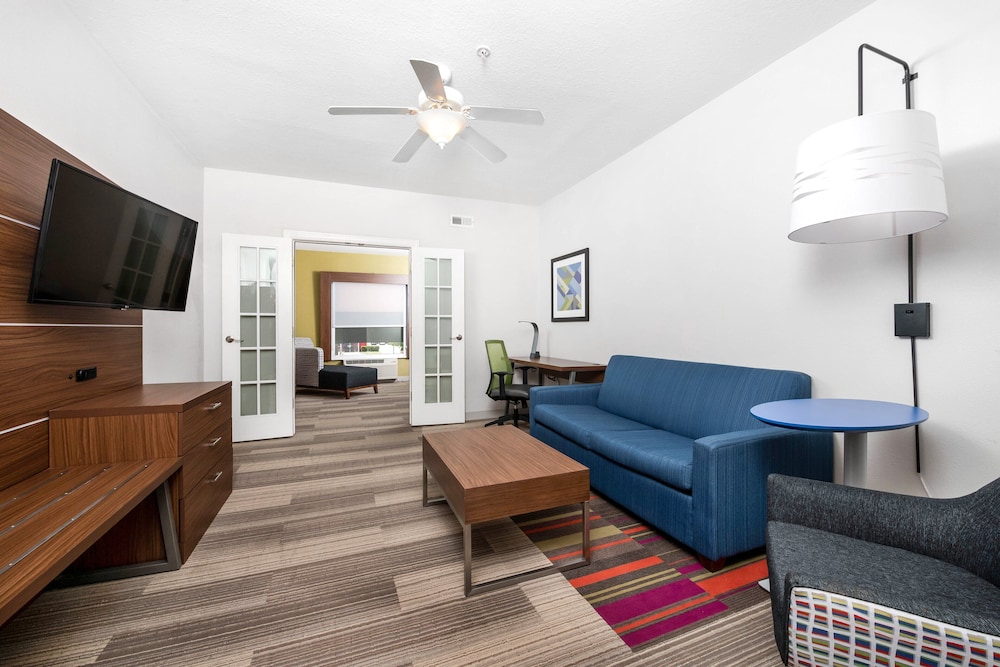 Deluxe Suite, 1 King Bed, Non Smoking - Photo 1