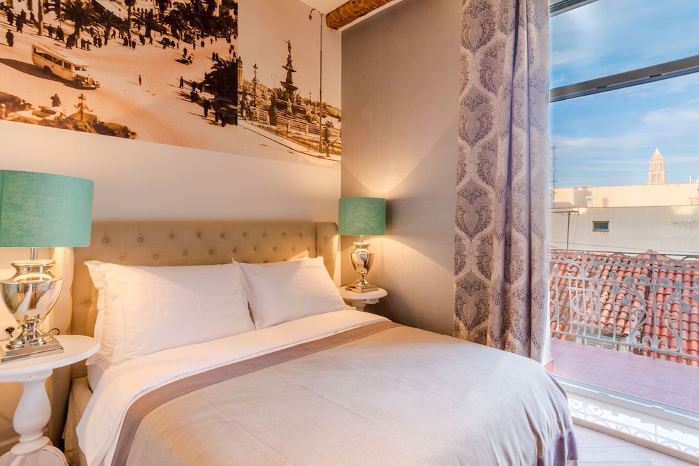 Deluxe Double Room, Balcony, Partial Sea View photo 2