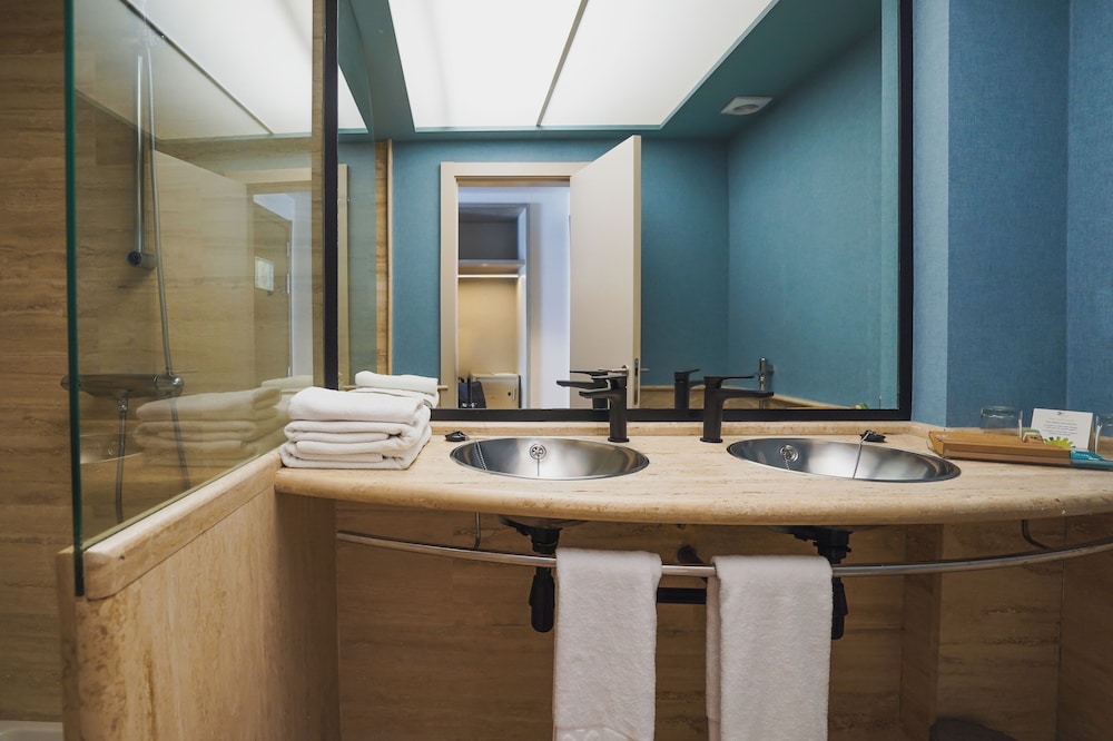 Deluxe Double Room, Balcony - Photo 9