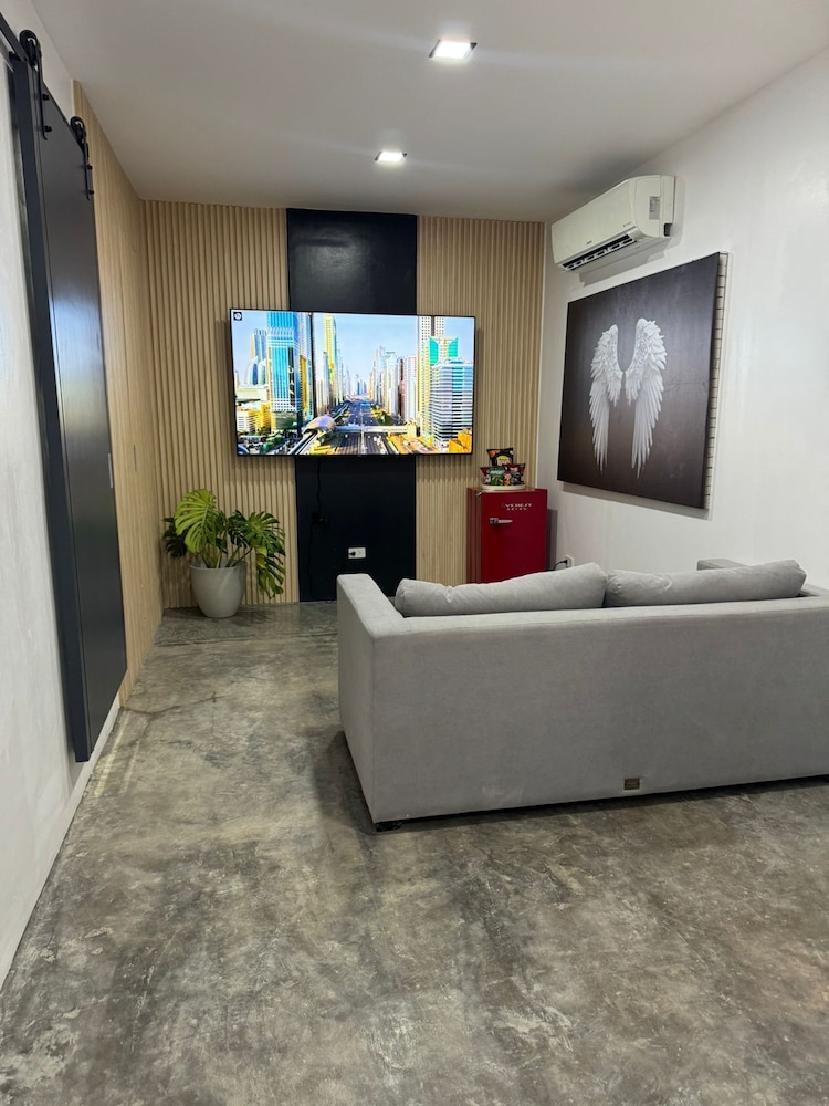 Executive Suite - Photo 19