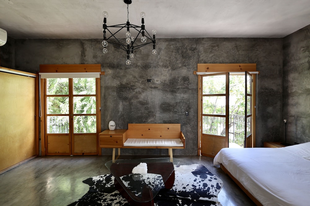 Design Suite, 1 King Bed, Pool Access photo 3