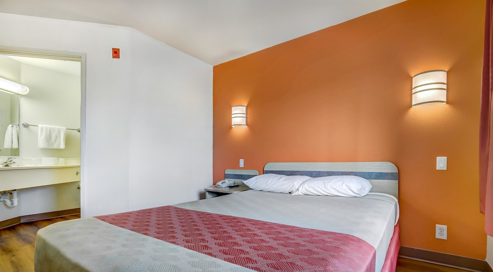 Standard Room, 1 Queen Bed, Non Smoking photo 3