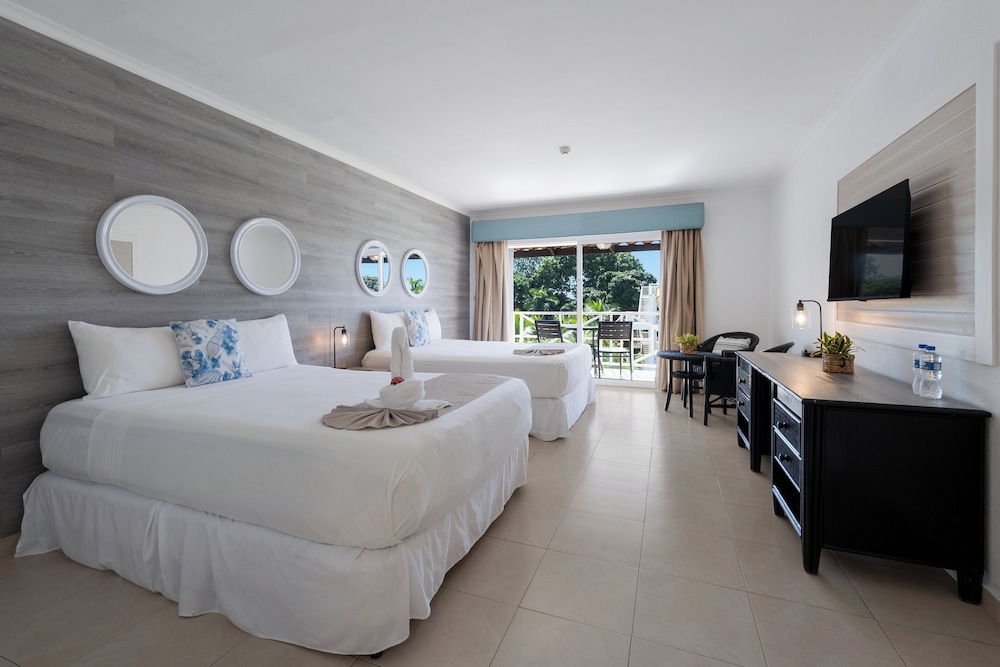 Deluxe Double Room, Garden View (No access to the saltwater pool) - Photo 1