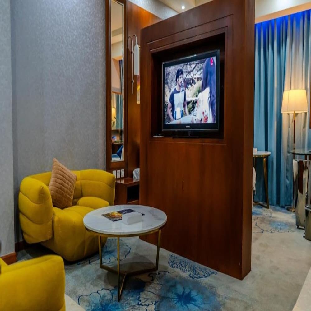 Junior Suite, 1 King Bed photo 2