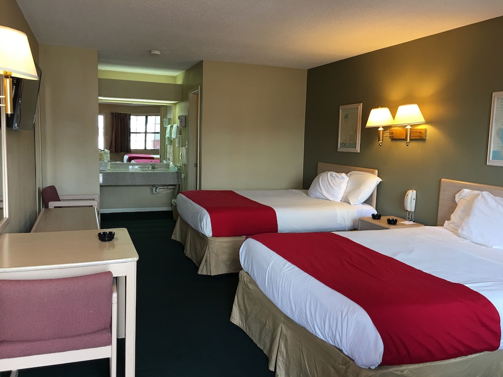 Room, 2 Queen Beds, Smoking - Photo 2