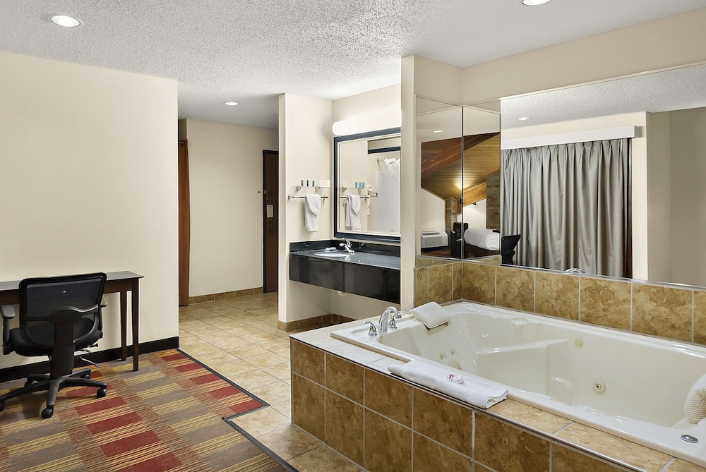 Suite, 1 King Bed, Non Smoking, Pool View (Jetted tub)