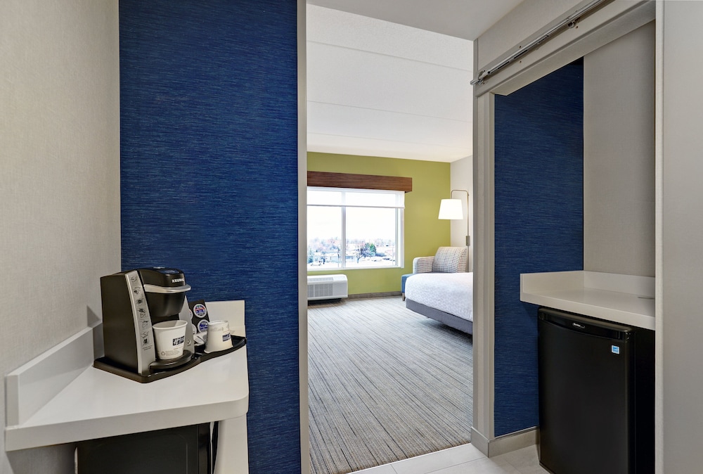 Suite, 1 King Bed, Accessible (Communications) - Photo 3