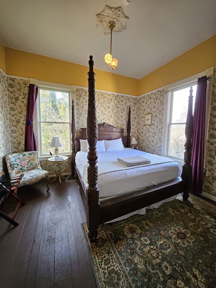 Traditional Room, 1 King Bed photo 1