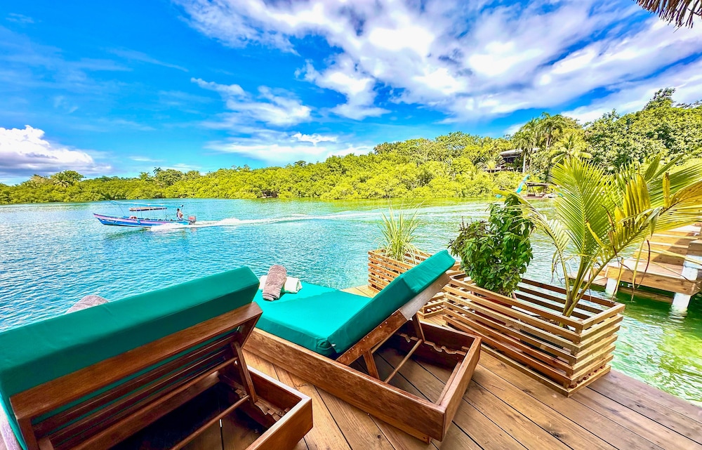Exclusive Bungalow, 1 King Bed, Ocean View, Overwater