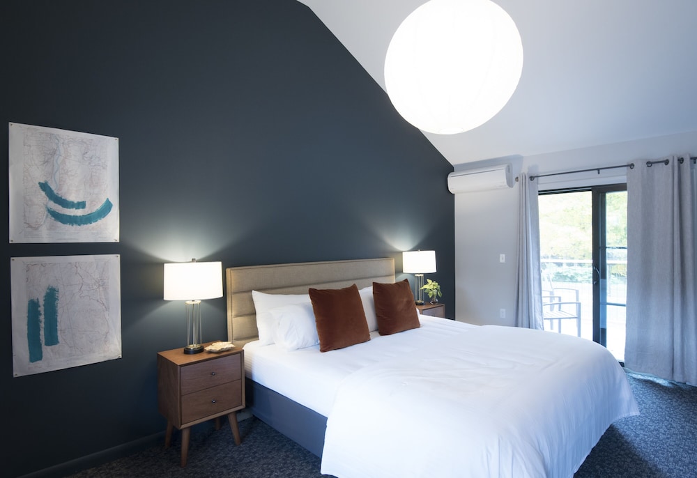 Deluxe Room, 1 King Bed, Hot Tub, Mountain View photo 1