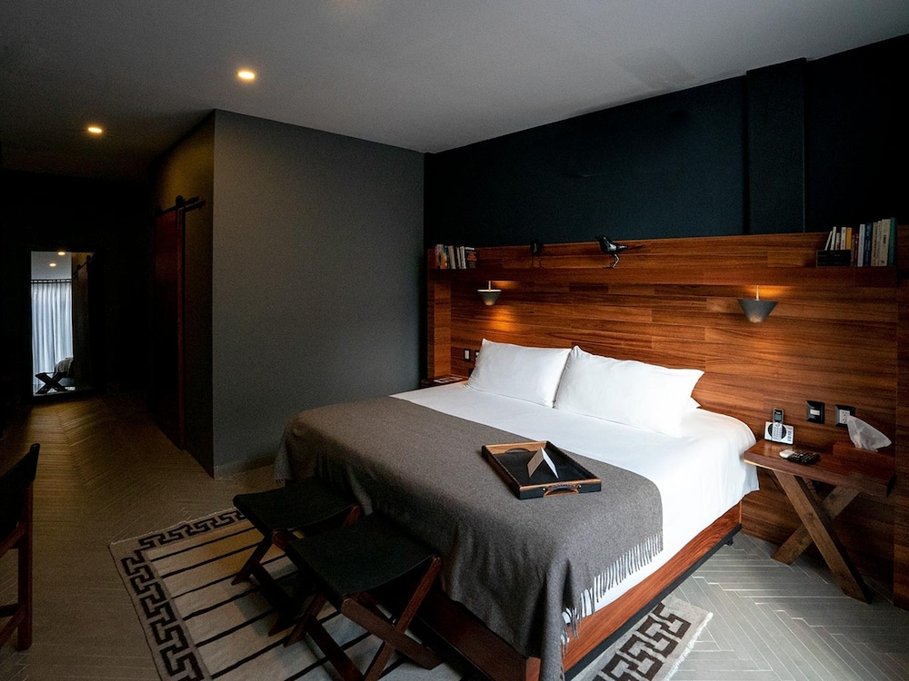 Deluxe Room, 1 King Bed photo 2
