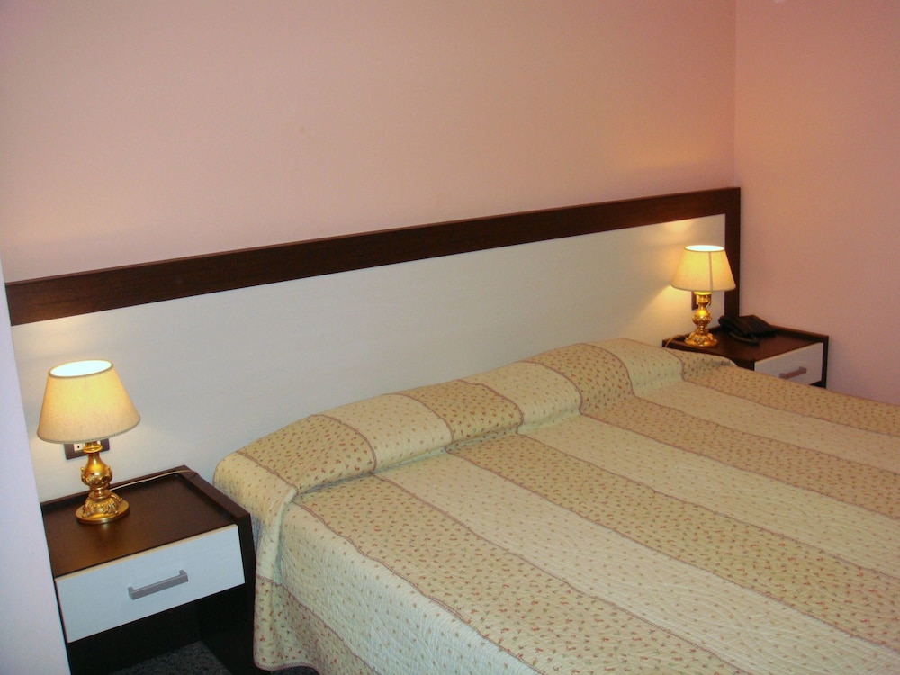 Standard Triple Room, Ensuite photo 3