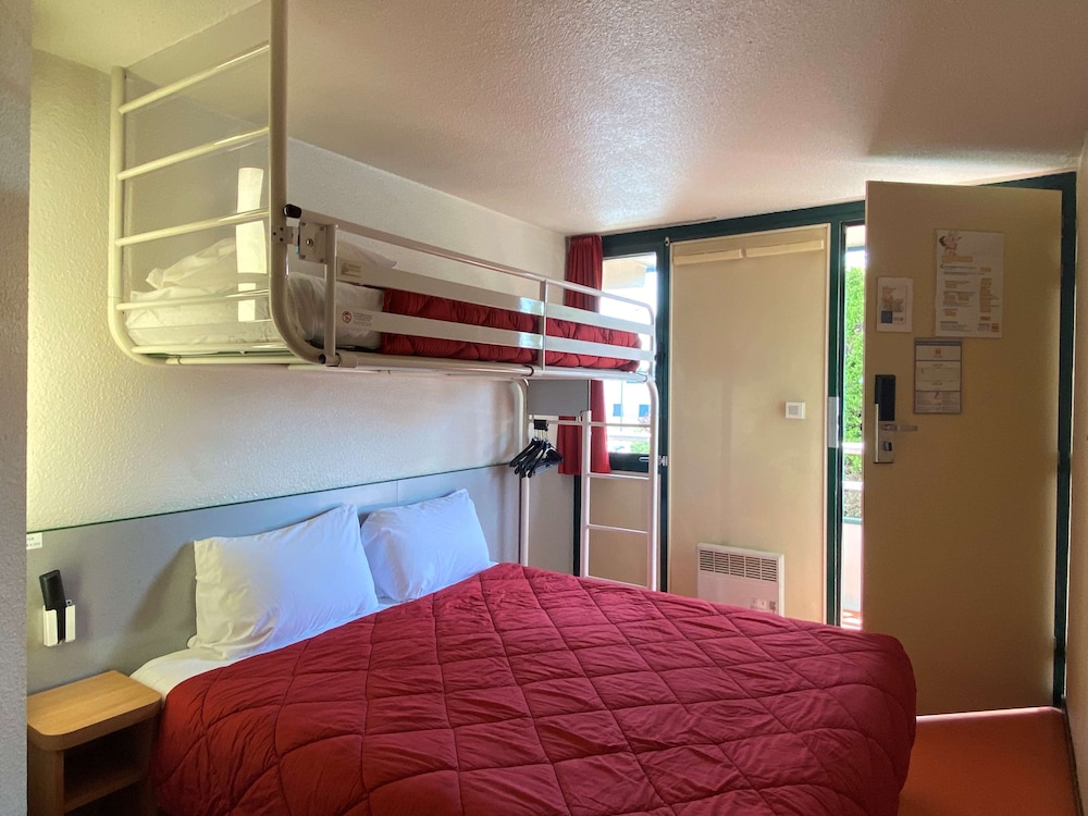 Standard Room, 3 Twin Beds - Photo 1